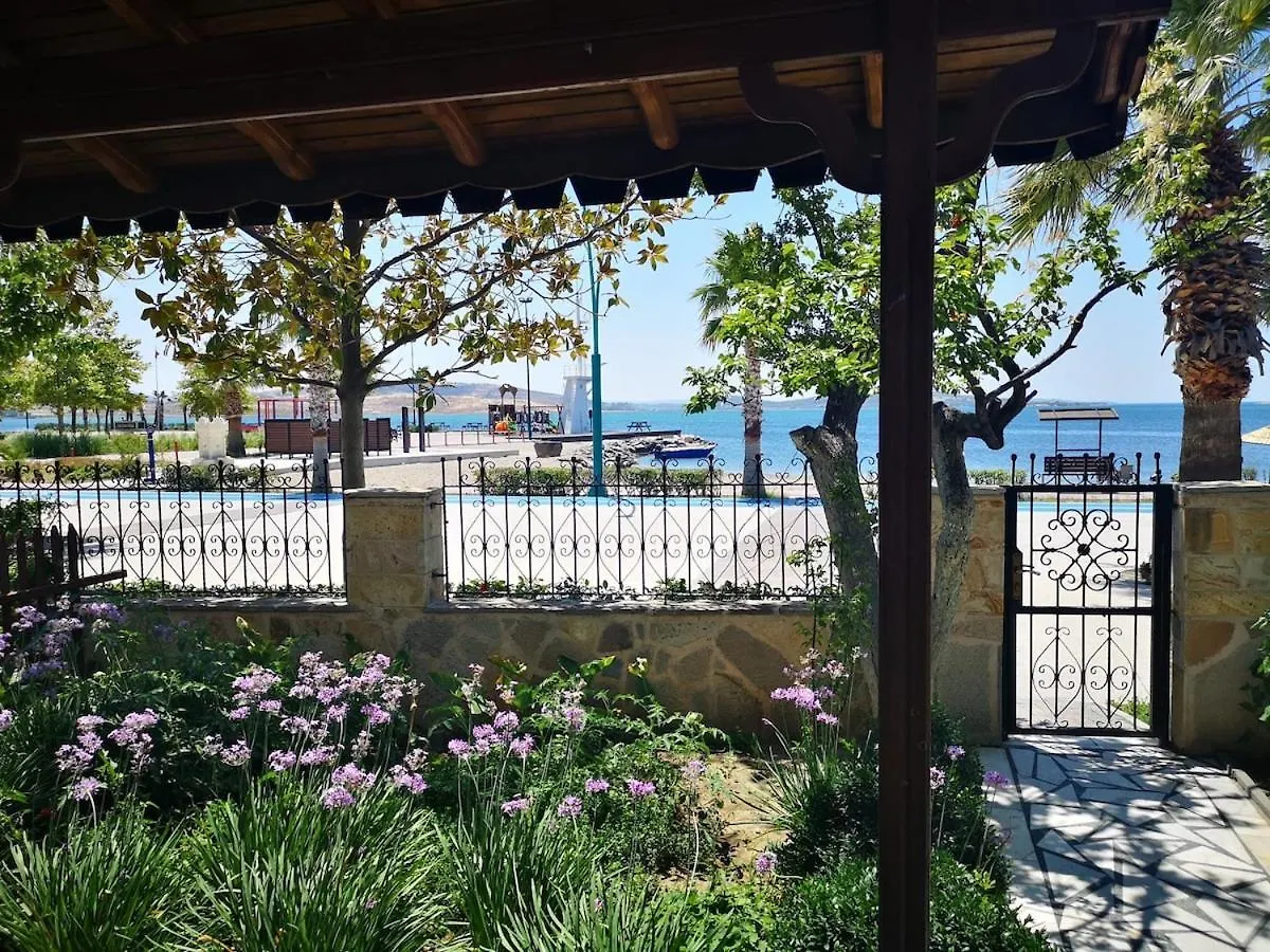 Villa By The Beach With Garden Yenisakran Turkey